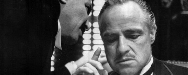 Марлон Брандо као Кум у истоименом филму Френсиса Форда Кополе. - Sputnik Србија