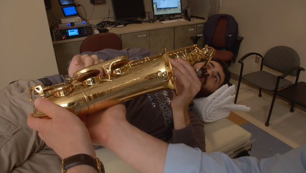 Pacijent svirao saksofon dok su mu operisali mozak - Sputnik Srbija