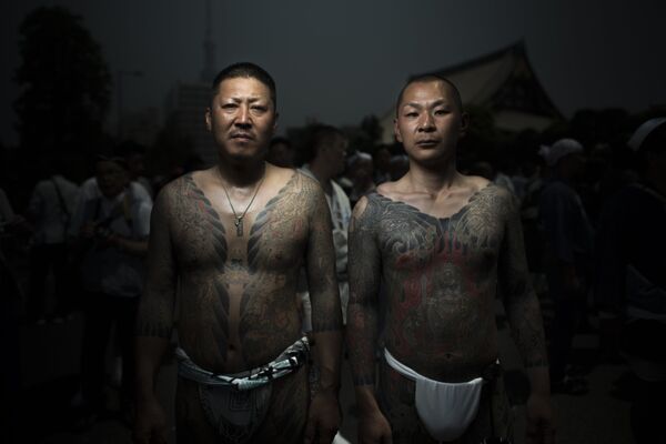 Na fotografiji snimljenoj 20. maja 2017. godine, muškarac pozira pokazujući svoj “Irezumi”, japansku tradicionalnu tetovažu koja se odnosi na Jakuza univerzum, za vreme Sanja Macurti festivala u Tokiju. Na fotografiji snimljenoj 20. maja 2017. godine, muškarac pozira pokazujući svoj “Irezumi”, japansku tradicionalnu tetovažu koja se odnosi na Jakuza univerzum, za vreme Sanja Macurti festivala u Tokiju. - Sputnik Srbija