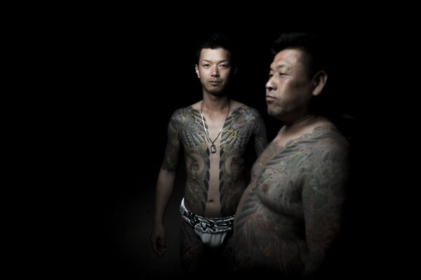 Na fotografiji snimljenoj 20. maja 2017. godine, muškarac pozira pokazujući svoj “Irezumi”, japansku tradicionalnu tetovažu koja se odnosi na Jakuza univerzum, za vreme Sanja Macurti festivala u Tokiju. Na fotografiji snimljenoj 20. maja 2017. godine, muškarac pozira pokazujući svoj “Irezumi”, japansku tradicionalnu tetovažu koja se odnosi na Jakuza univerzum, za vreme Sanja Macurti festivala u Tokiju. - Sputnik Srbija