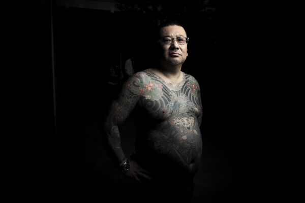 Na fotografiji snimljenoj 20. maja 2017. godine, muškarac pozira pokazujući svoj “Irezumi”, japansku tradicionalnu tetovažu koja se odnosi na Jakuza univerzum, za vreme Sanja Macurti festivala u Tokiju. Na fotografiji snimljenoj 20. maja 2017. godine, muškarac pozira pokazujući svoj “Irezumi”, japansku tradicionalnu tetovažu koja se odnosi na Jakuza univerzum, za vreme Sanja Macurti festivala u Tokiju. - Sputnik Srbija