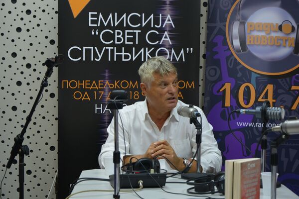 Мирослав Лазански у студију Мирослав Лазански у студију - Sputnik Србија