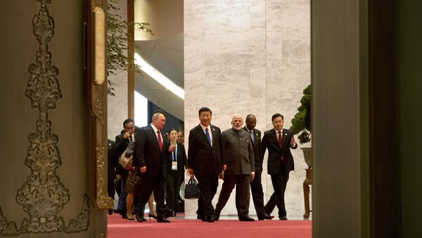 Лидери земаља БРИКС-а, председник Русије Владимир Путин, председник Кине Си Ђинпинг и премијер Индије Нарендра Моди, долазе на састанак о трговини у оквиру самита БРИКС-а у кинеском Сјамену - Sputnik Србија