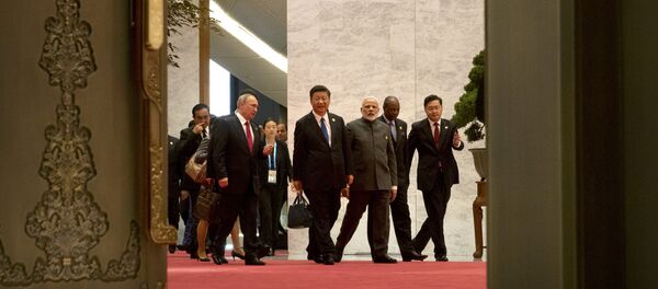 Lideri zemalja BRIKS-a, predsednik Rusije Vladimir Putin, predsednik Kine Si Đinping i premijer Indije Narendra Modi, dolaze na sastanak o trgovini u okviru samita BRIKS-a u kineskom Sjamenu - Sputnik Srbija