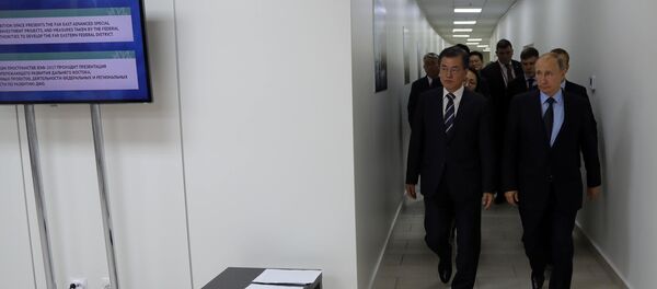 Председници Русије и Јужне Кореје Владимир Путин и Мун Џае Ин - Sputnik Србија