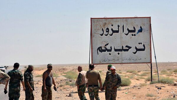 Sirijske vladine snage stoje pored znaka Dobrodošli u Dejr el Zor na ulazu u grad - Sputnik Srbija