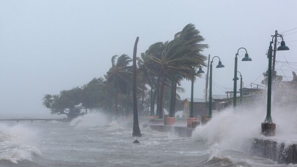 Таласи изазвани ураганом Ирма ударају у обалу северног дела Кариба у Порторику - Sputnik Србија