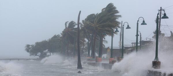 Таласи изазвани ураганом Ирма ударају у обалу северног дела Кариба у Порторику Таласи изазвани ураганом Ирма ударају у обалу северног дела Кариба у Порторику - Sputnik Србија