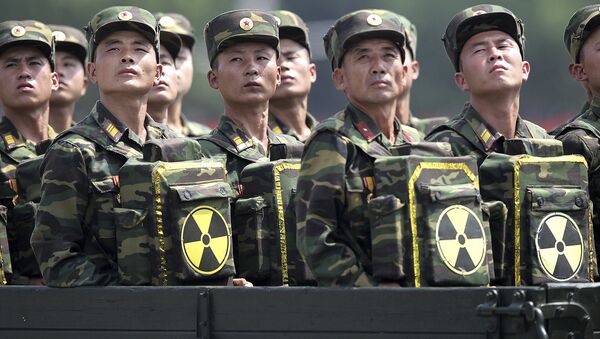 Севернокорејски војници са ранчевима обележеним симболом нуклеарног оружја (архивска фотографија) - Sputnik Србија
