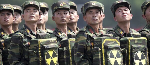 Severnokorejski vojnici sa rančevima obeleženim simbolom nuklearnog oružja (arhivska fotografija) - Sputnik Srbija