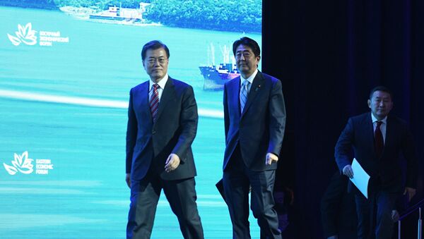 Predsednik Južne Koreje Mun Džae In i premijer Japana Šinzo Abe - Sputnik Srbija