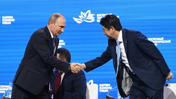 Vladimir Putin i Šinzo Abe - Sputnik Srbija