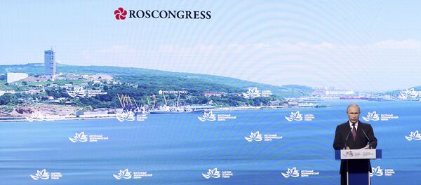 Председник Русије Владимир Путин говори на пленарној седници Источног економског форума у Владивостоку - Sputnik Србија