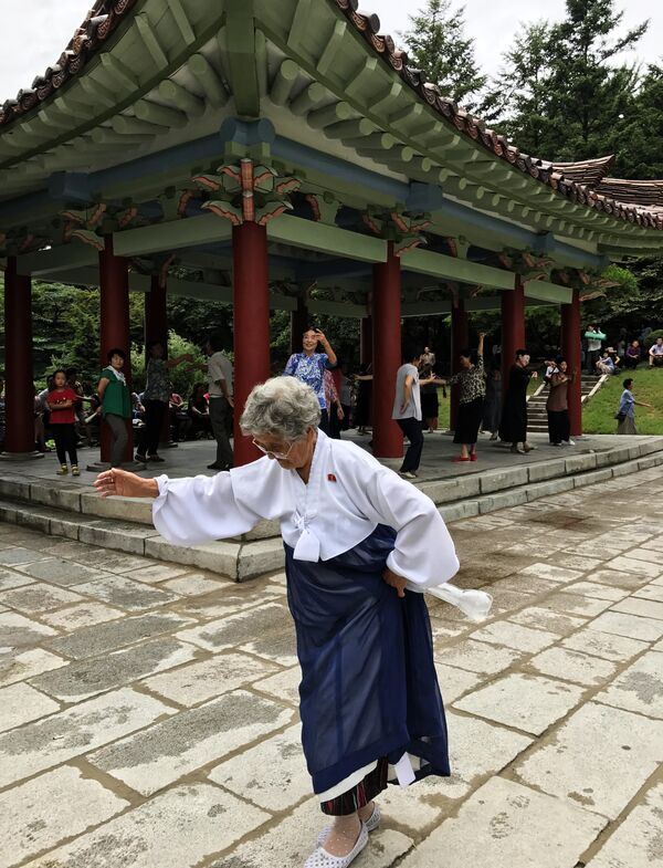 Тачно је да људи на улицама не причају вицеве, али се смеју. И стари и млади уживају у музичким програмима на отвореном. - Sputnik Србија