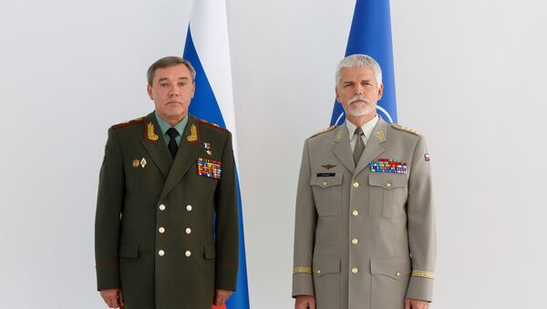 Načelnik Generalštaba Oružanih snaga Rusije Valerij Gerasimov i predstavnik vojnog komiteta NATO-a Peter Pavel pre sastanka u Bakuu - Sputnik Srbija