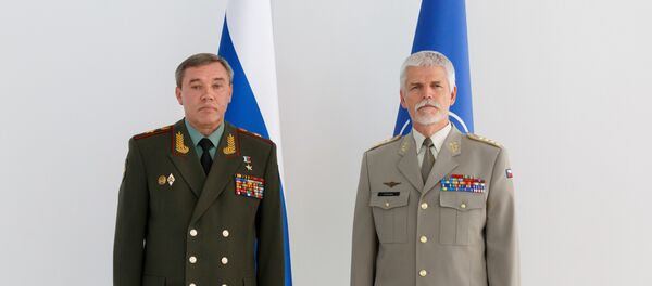 Начелник Генералштаба Оружаних снага Русије Валериј Герасимов и представник војног комитета НАТО-а Петер Павел пре састанка у Бакуу - Sputnik Србија