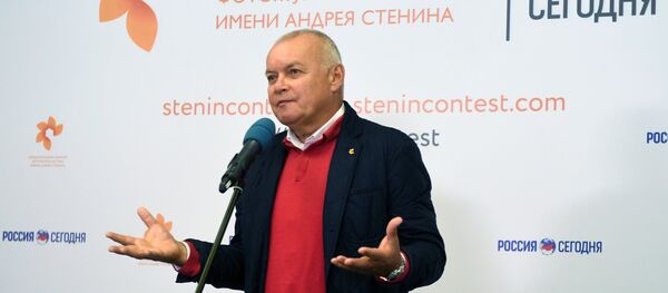 Директор новинске агенције Русија севодња Дмитриј Кисељов на изложби радова финалиста Међународног фото-конкурса Андреј Стењин у Москви - Sputnik Србија