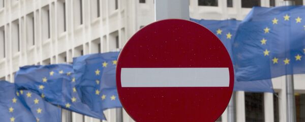 ЕУ заставе на ветру иза без саобраћајног знака испред седишта ЕУ у Бриселу. ЕУ заставе на ветру иза без саобраћајног знака испред седишта ЕУ у Бриселу. - Sputnik Србија