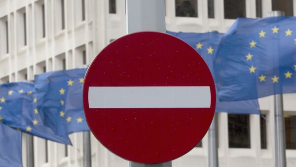 EU zastave na vetru iza bez saobraćajnog znaka ispred sedišta EU u Briselu. - Sputnik Srbija