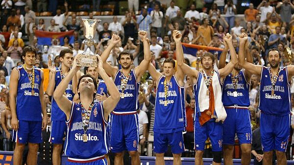 Репрезентација СР Југославије на победничком постољу након освајања Светског првенства у кошарци 2002. у Индијанаполису, САД - Sputnik Србија