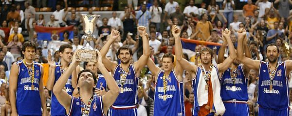 Репрезентација СР Југославије на победничком постољу након освајања Светског првенства у кошарци 2002. у Индијанаполису, САД - Sputnik Србија