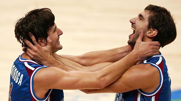 Dejan Bodiroga i Peđa Stojaković proslavljaju pobedu u finalu Svetskog prvenstva u košarci 2002. u Indijanapolisu, SAD - Sputnik Srbija