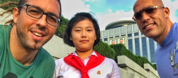 Filip Milosavljević i još jedna putinik iz Srbije sa devojčicom iz Pjongjanga. Filip Milosavljević i još jedna putinik iz Srbije sa devojčicom iz Pjongjanga. - Sputnik Srbija