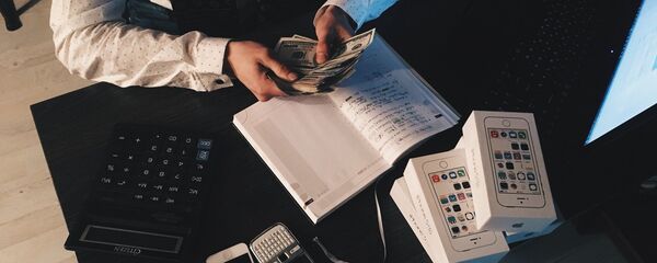 Мушкарац броји новац Мушкарац броји новац - Sputnik Србија