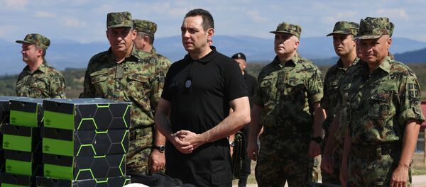 Министар Александар Вулин са војницима ВС - Sputnik Србија