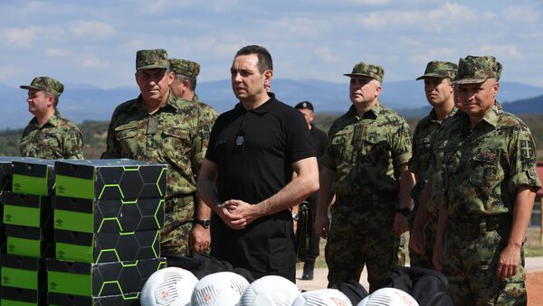 Ministar Aleksandar Vulin sa vojnicima VS - Sputnik Srbija