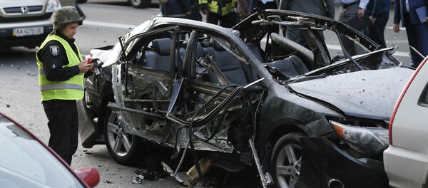 Istražitelji kod automobila oštećenog eksplozijom u Kijevu. Istražitelji kod automobila oštećenog eksplozijom u Kijevu. - Sputnik Srbija