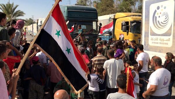 Deir ez-Zor residents welcome a truck convoy of medicines and food - Sputnik Србија