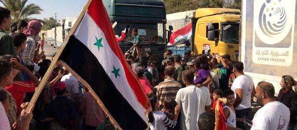 Deir ez-Zor residents welcome a truck convoy of medicines and food - Sputnik Србија