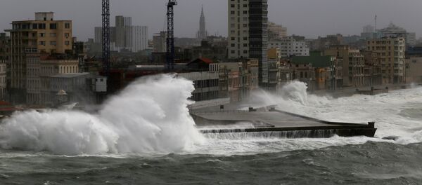 Talasi udaraju u obalu u Havani na Kubi - Sputnik Srbija