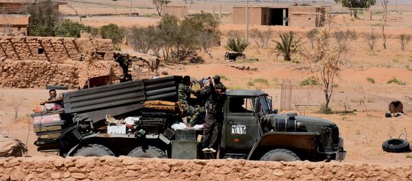 Сиријске владине снаге држе положаје у близини села Малеха северно од Дејр ел Зора - Sputnik Србија