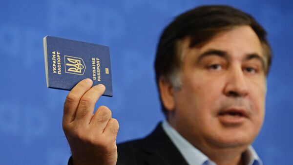 Бивши преседник Грузије и бивши гувернер Одеске области Михаил Сакашвили показује украјински пасош на конференцији за медије у Варшави - Sputnik Србија