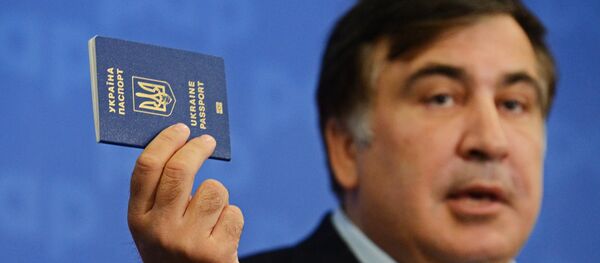 Бивши преседник Грузије и бивши гувернер Одеске области Михаил Сакашвили показује украјински пасош на конференцији за медије у Варшави - Sputnik Србија