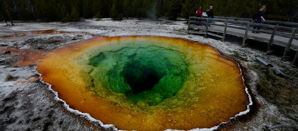 Туристи фотографишу гејзир у Националном парку Јелоустон у Вајомингу - Sputnik Србија