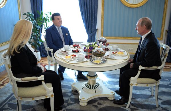 Председник Русије Владимир Путин примио је заслужног уметника СССР-а и првог заменика председника Одбора за културу Државне думе Русије Јосифа Кобзона у Кремљу, наводи се на сајту Кремља. Састанку је присуствовала и супруга уметника Нинела Кобзон.  - Sputnik Србија