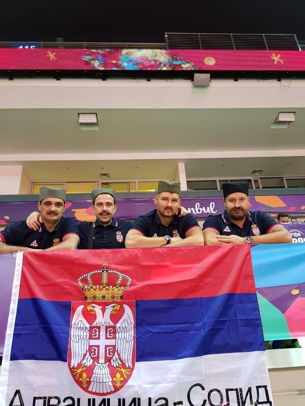 Шта је Србин без шајкаче и бркова: Навијачи из Чачка у Истанбулу. - Sputnik Србија