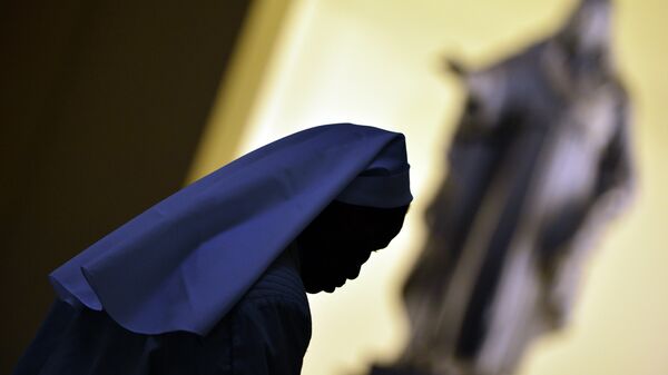 A nun walks in the hall of the Vatican's Gregorian University on November 13, 2012 in Rome - Sputnik Srbija