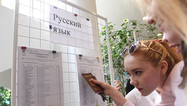 Učenici čitaju spiskove nakon polaganja ispita iz ruskog jezika - Sputnik Srbija