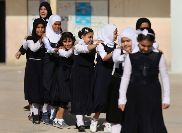Učenici u đačkim uniformama iračke osnovne škole Rahman u Bagdadu. - Sputnik Srbija