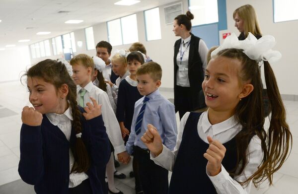 Učenici škole broj 2048 (najveće škole u Rusiji) u Moskvi prvog dana školske godine - Sputnik Srbija