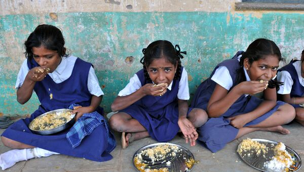 Ученице у Индији ручају за време великог одмора. - Sputnik Србија