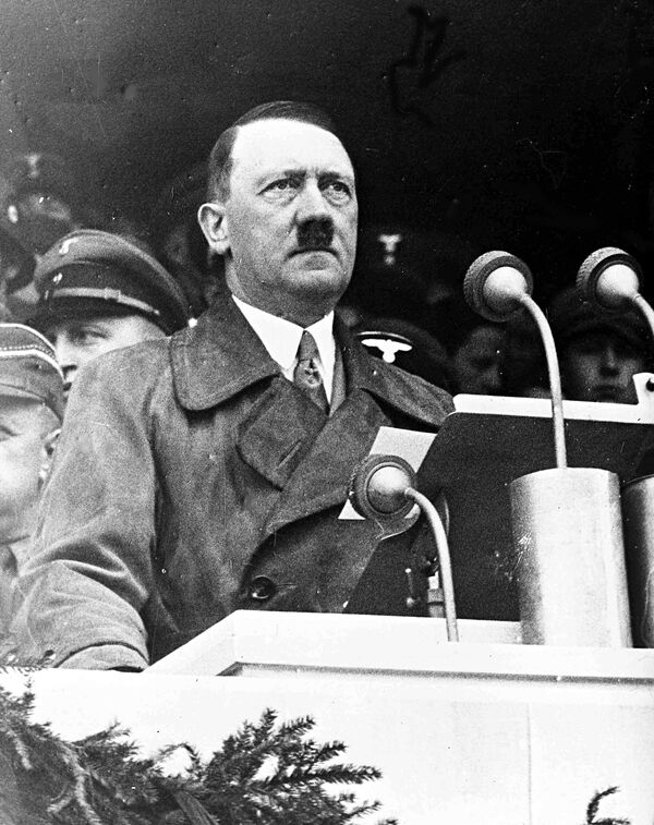 Nemački kancelar Adolf Hitler obraća se radnicima u Lustgartenu u Berlinu, 1. maja 1936. Nemački kancelar Adolf Hitler obraća se radnicima u Lustgartenu u Berlinu, 1. maja 1936. - Sputnik Srbija