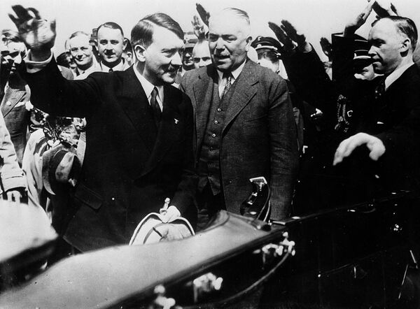 Nacistički kancelar Adolf Hitler i Konstantin fon Nojrah, nemački šef diplomatije u Minhenu, posle povratka sa razgovora sa Musolinijem, 25. juna 1934. Nacistički kancelar Adolf Hitler i Konstantin fon Nojrah, nemački šef diplomatije u Minhenu, posle povratka sa razgovora sa Musolinijem, 25. juna 1934. - Sputnik Srbija