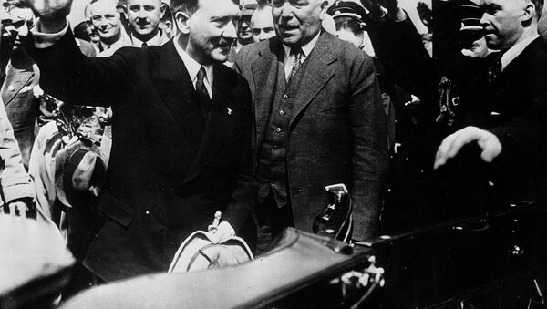 Нацистички канцелар Адолф Хитлер и Константин фон Нојрах, немачки шеф дипломатије у Минхену, после повратка са разговора са Мусолинијем, 25. јуна 1934. - Sputnik Србија