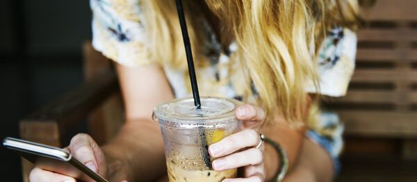 Devojka sa pametnim telefonom. Devojka sa pametnim telefonom. - Sputnik Srbija