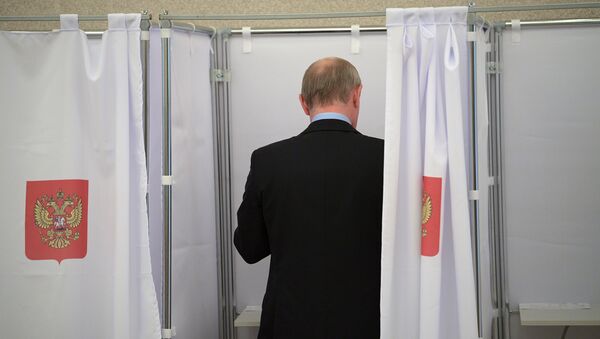 Председник Владимир Путин на бирачком месту - Sputnik Србија